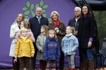 Alphen aan de Rijn 10 november 2021
Prinses Irene opent de Nationale Boomfeestdag. Samen met haar zoon prins Carlos, haar dochter prinses Margarita, schoondochter Viktoria en kleinkinderen plantte ze een Levensboom (een populier) in haar eigen Prinses IreneBos. Sterre Koning trad op .
