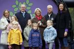 Alphen aan de Rijn 10 november 2021
Prinses Irene opent de Nationale Boomfeestdag. Samen met haar zoon prins Carlos, haar dochter prinses Margarita, schoondochter Viktoria en kleinkinderen plantte ze een Levensboom (een populier) in haar eigen Prinses IreneBos. Sterre Koning trad op .