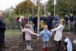 Alphen aan de Rijn 10 november 2021
Prinses Irene opent de Nationale Boomfeestdag. Samen met haar zoon prins Carlos, haar dochter prinses Margarita, schoondochter Viktoria en kleinkinderen plantte ze een Levensboom (een populier) in haar eigen Prinses IreneBos. Sterre Koning trad op .