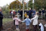 Alphen aan de Rijn 10 november 2021
Prinses Irene opent de Nationale Boomfeestdag. Samen met haar zoon prins Carlos, haar dochter prinses Margarita, schoondochter Viktoria en kleinkinderen plantte ze een Levensboom (een populier) in haar eigen Prinses IreneBos. Sterre Koning trad op .