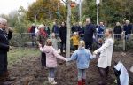 Alphen aan de Rijn 10 november 2021
Prinses Irene opent de Nationale Boomfeestdag. Samen met haar zoon prins Carlos, haar dochter prinses Margarita, schoondochter Viktoria en kleinkinderen plantte ze een Levensboom (een populier) in haar eigen Prinses IreneBos. Sterre Koning trad op .