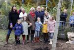 Alphen aan de Rijn 10 november 2021
Prinses Irene opent de Nationale Boomfeestdag. Samen met haar zoon prins Carlos, haar dochter prinses Margarita, schoondochter Viktoria en kleinkinderen plantte ze een Levensboom (een populier) in haar eigen Prinses IreneBos. Sterre Koning trad op .