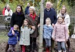 Alphen aan de Rijn 10 november 2021
Prinses Irene opent de Nationale Boomfeestdag. Samen met haar zoon prins Carlos, haar dochter prinses Margarita, schoondochter Viktoria en kleinkinderen plantte ze een Levensboom (een populier) in haar eigen Prinses IreneBos. Sterre Koning trad op .