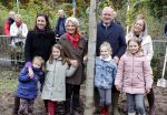 Alphen aan de Rijn 10 november 2021
Prinses Irene opent de Nationale Boomfeestdag. Samen met haar zoon prins Carlos, haar dochter prinses Margarita, schoondochter Viktoria en kleinkinderen plantte ze een Levensboom (een populier) in haar eigen Prinses IreneBos. Sterre Koning trad op .