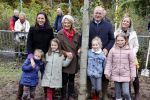 Alphen aan de Rijn 10 november 2021
Prinses Irene opent de Nationale Boomfeestdag. Samen met haar zoon prins Carlos, haar dochter prinses Margarita, schoondochter Viktoria en kleinkinderen plantte ze een Levensboom (een populier) in haar eigen Prinses IreneBos. Sterre Koning trad op .