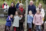 Alphen aan de Rijn 10 november 2021
Prinses Irene opent de Nationale Boomfeestdag. Samen met haar zoon prins Carlos, haar dochter prinses Margarita, schoondochter Viktoria en kleinkinderen plantte ze een Levensboom (een populier) in haar eigen Prinses IreneBos. Sterre Koning trad op .