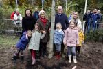 Alphen aan de Rijn 10 november 2021
Prinses Irene opent de Nationale Boomfeestdag. Samen met haar zoon prins Carlos, haar dochter prinses Margarita, schoondochter Viktoria en kleinkinderen plantte ze een Levensboom (een populier) in haar eigen Prinses IreneBos. Sterre Koning trad op .