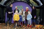 Alphen aan de Rijn 10 november 2021
Prinses Irene opent de Nationale Boomfeestdag. Samen met haar zoon prins Carlos, haar dochter prinses Margarita, schoondochter Viktoria en kleinkinderen plantte ze een Levensboom (een populier) in haar eigen Prinses IreneBos. Sterre Koning trad op .