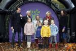 Alphen aan de Rijn 10 november 2021
Prinses Irene opent de Nationale Boomfeestdag. Samen met haar zoon prins Carlos, haar dochter prinses Margarita, schoondochter Viktoria en kleinkinderen plantte ze een Levensboom (een populier) in haar eigen Prinses IreneBos. Sterre Koning trad op .