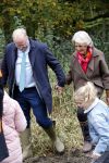 Alphen aan de Rijn 10 november 2021
Prinses Irene opent de Nationale Boomfeestdag. Samen met haar zoon prins Carlos, haar dochter prinses Margarita, schoondochter Viktoria en kleinkinderen plantte ze een Levensboom (een populier) in haar eigen Prinses IreneBos. Sterre Koning trad op .
