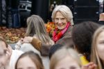 Alphen aan de Rijn 10 november 2021
Prinses Irene opent de Nationale Boomfeestdag. Samen met haar zoon prins Carlos, haar dochter prinses Margarita, schoondochter Viktoria en kleinkinderen plantte ze een Levensboom (een populier) in haar eigen Prinses IreneBos. Sterre Koning trad op .