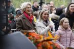 Alphen aan de Rijn 10 november 2021
Prinses Irene opent de Nationale Boomfeestdag. Samen met haar zoon prins Carlos, haar dochter prinses Margarita, schoondochter Viktoria en kleinkinderen plantte ze een Levensboom (een populier) in haar eigen Prinses IreneBos. Sterre Koning trad op .