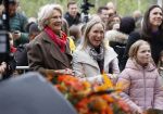 Alphen aan de Rijn 10 november 2021
Prinses Irene opent de Nationale Boomfeestdag. Samen met haar zoon prins Carlos, haar dochter prinses Margarita, schoondochter Viktoria en kleinkinderen plantte ze een Levensboom (een populier) in haar eigen Prinses IreneBos. Sterre Koning trad op .