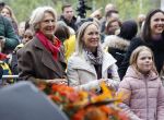 Alphen aan de Rijn 10 november 2021
Prinses Irene opent de Nationale Boomfeestdag. Samen met haar zoon prins Carlos, haar dochter prinses Margarita, schoondochter Viktoria en kleinkinderen plantte ze een Levensboom (een populier) in haar eigen Prinses IreneBos. Sterre Koning trad op .