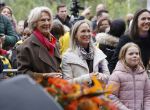 Alphen aan de Rijn 10 november 2021
Prinses Irene opent de Nationale Boomfeestdag. Samen met haar zoon prins Carlos, haar dochter prinses Margarita, schoondochter Viktoria en kleinkinderen plantte ze een Levensboom (een populier) in haar eigen Prinses IreneBos. Sterre Koning trad op .
