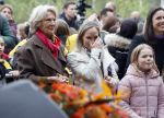 Alphen aan de Rijn 10 november 2021
Prinses Irene opent de Nationale Boomfeestdag. Samen met haar zoon prins Carlos, haar dochter prinses Margarita, schoondochter Viktoria en kleinkinderen plantte ze een Levensboom (een populier) in haar eigen Prinses IreneBos. Sterre Koning trad op .