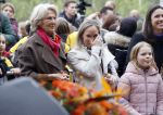 Alphen aan de Rijn 10 november 2021
Prinses Irene opent de Nationale Boomfeestdag. Samen met haar zoon prins Carlos, haar dochter prinses Margarita, schoondochter Viktoria en kleinkinderen plantte ze een Levensboom (een populier) in haar eigen Prinses IreneBos. Sterre Koning trad op .