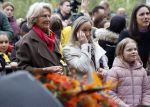 Alphen aan de Rijn 10 november 2021
Prinses Irene opent de Nationale Boomfeestdag. Samen met haar zoon prins Carlos, haar dochter prinses Margarita, schoondochter Viktoria en kleinkinderen plantte ze een Levensboom (een populier) in haar eigen Prinses IreneBos. Sterre Koning trad op .