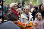 Alphen aan de Rijn 10 november 2021
Prinses Irene opent de Nationale Boomfeestdag. Samen met haar zoon prins Carlos, haar dochter prinses Margarita, schoondochter Viktoria en kleinkinderen plantte ze een Levensboom (een populier) in haar eigen Prinses IreneBos. Sterre Koning trad op .