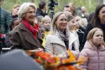 Alphen aan de Rijn 10 november 2021
Prinses Irene opent de Nationale Boomfeestdag. Samen met haar zoon prins Carlos, haar dochter prinses Margarita, schoondochter Viktoria en kleinkinderen plantte ze een Levensboom (een populier) in haar eigen Prinses IreneBos. Sterre Koning trad op .