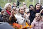 Alphen aan de Rijn 10 november 2021
Prinses Irene opent de Nationale Boomfeestdag. Samen met haar zoon prins Carlos, haar dochter prinses Margarita, schoondochter Viktoria en kleinkinderen plantte ze een Levensboom (een populier) in haar eigen Prinses IreneBos. Sterre Koning trad op .