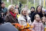 Alphen aan de Rijn 10 november 2021
Prinses Irene opent de Nationale Boomfeestdag. Samen met haar zoon prins Carlos, haar dochter prinses Margarita, schoondochter Viktoria en kleinkinderen plantte ze een Levensboom (een populier) in haar eigen Prinses IreneBos. Sterre Koning trad op .