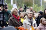 Alphen aan de Rijn 10 november 2021
Prinses Irene opent de Nationale Boomfeestdag. Samen met haar zoon prins Carlos, haar dochter prinses Margarita, schoondochter Viktoria en kleinkinderen plantte ze een Levensboom (een populier) in haar eigen Prinses IreneBos. Sterre Koning trad op .
