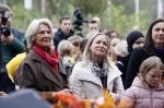 Alphen aan de Rijn 10 november 2021
Prinses Irene opent de Nationale Boomfeestdag. Samen met haar zoon prins Carlos, haar dochter prinses Margarita, schoondochter Viktoria en kleinkinderen plantte ze een Levensboom (een populier) in haar eigen Prinses IreneBos. Sterre Koning trad op .