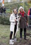 Alphen aan de Rijn 10 november 2021
Prinses Irene opent de Nationale Boomfeestdag. Samen met haar zoon prins Carlos, haar dochter prinses Margarita, schoondochter Viktoria en kleinkinderen plantte ze een Levensboom (een populier) in haar eigen Prinses IreneBos. Sterre Koning trad op .
