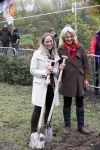 Alphen aan de Rijn 10 november 2021
Prinses Irene opent de Nationale Boomfeestdag. Samen met haar zoon prins Carlos, haar dochter prinses Margarita, schoondochter Viktoria en kleinkinderen plantte ze een Levensboom (een populier) in haar eigen Prinses IreneBos. Sterre Koning trad op .
