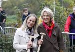 Alphen aan de Rijn 10 november 2021
Prinses Irene opent de Nationale Boomfeestdag. Samen met haar zoon prins Carlos, haar dochter prinses Margarita, schoondochter Viktoria en kleinkinderen plantte ze een Levensboom (een populier) in haar eigen Prinses IreneBos. Sterre Koning trad op .