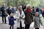 Alphen aan de Rijn 10 november 2021
Prinses Irene opent de Nationale Boomfeestdag. Samen met haar zoon prins Carlos, haar dochter prinses Margarita, schoondochter Viktoria en kleinkinderen plantte ze een Levensboom (een populier) in haar eigen Prinses IreneBos. Sterre Koning trad op .