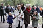 Alphen aan de Rijn 10 november 2021
Prinses Irene opent de Nationale Boomfeestdag. Samen met haar zoon prins Carlos, haar dochter prinses Margarita, schoondochter Viktoria en kleinkinderen plantte ze een Levensboom (een populier) in haar eigen Prinses IreneBos. Sterre Koning trad op .
