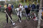 Alphen aan de Rijn 10 november 2021
Prinses Irene opent de Nationale Boomfeestdag. Samen met haar zoon prins Carlos, haar dochter prinses Margarita, schoondochter Viktoria en kleinkinderen plantte ze een Levensboom (een populier) in haar eigen Prinses IreneBos. Sterre Koning trad op .
