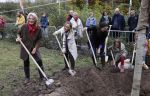 Alphen aan de Rijn 10 november 2021
Prinses Irene opent de Nationale Boomfeestdag. Samen met haar zoon prins Carlos, haar dochter prinses Margarita, schoondochter Viktoria en kleinkinderen plantte ze een Levensboom (een populier) in haar eigen Prinses IreneBos. Sterre Koning trad op .