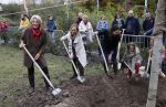 Alphen aan de Rijn 10 november 2021
Prinses Irene opent de Nationale Boomfeestdag. Samen met haar zoon prins Carlos, haar dochter prinses Margarita, schoondochter Viktoria en kleinkinderen plantte ze een Levensboom (een populier) in haar eigen Prinses IreneBos. Sterre Koning trad op .