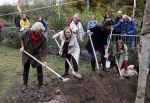 Alphen aan de Rijn 10 november 2021
Prinses Irene opent de Nationale Boomfeestdag. Samen met haar zoon prins Carlos, haar dochter prinses Margarita, schoondochter Viktoria en kleinkinderen plantte ze een Levensboom (een populier) in haar eigen Prinses IreneBos. Sterre Koning trad op .