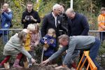 Alphen aan de Rijn 10 november 2021
Prinses Irene opent de Nationale Boomfeestdag. Samen met haar zoon prins Carlos, haar dochter prinses Margarita, schoondochter Viktoria en kleinkinderen plantte ze een Levensboom (een populier) in haar eigen Prinses IreneBos. Sterre Koning trad op .