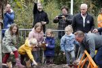 Alphen aan de Rijn 10 november 2021
Prinses Irene opent de Nationale Boomfeestdag. Samen met haar zoon prins Carlos, haar dochter prinses Margarita, schoondochter Viktoria en kleinkinderen plantte ze een Levensboom (een populier) in haar eigen Prinses IreneBos. Sterre Koning trad op .