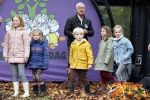 Alphen aan de Rijn 10 november 2021
Prinses Irene opent de Nationale Boomfeestdag. Samen met haar zoon prins Carlos, haar dochter prinses Margarita, schoondochter Viktoria en kleinkinderen plantte ze een Levensboom (een populier) in haar eigen Prinses IreneBos. Sterre Koning trad op .