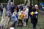 Alphen aan de Rijn 10 november 2021
Prinses Irene opent de Nationale Boomfeestdag. Samen met haar zoon prins Carlos, haar dochter prinses Margarita, schoondochter Viktoria en kleinkinderen plantte ze een Levensboom (een populier) in haar eigen Prinses IreneBos. Sterre Koning trad op .