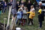 Alphen aan de Rijn 10 november 2021
Prinses Irene opent de Nationale Boomfeestdag. Samen met haar zoon prins Carlos, haar dochter prinses Margarita, schoondochter Viktoria en kleinkinderen plantte ze een Levensboom (een populier) in haar eigen Prinses IreneBos. Sterre Koning trad op .