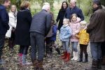 Alphen aan de Rijn 10 november 2021
Prinses Irene opent de Nationale Boomfeestdag. Samen met haar zoon prins Carlos, haar dochter prinses Margarita, schoondochter Viktoria en kleinkinderen plantte ze een Levensboom (een populier) in haar eigen Prinses IreneBos. Sterre Koning trad op .