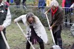 Alphen aan de Rijn 10 november 2021
Prinses Irene opent de Nationale Boomfeestdag. Samen met haar zoon prins Carlos, haar dochter prinses Margarita, schoondochter Viktoria en kleinkinderen plantte ze een Levensboom (een populier) in haar eigen Prinses IreneBos. Sterre Koning trad op .
