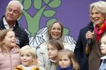 Alphen aan de Rijn 10 november 2021
Prinses Irene opent de Nationale Boomfeestdag. Samen met haar zoon prins Carlos, haar dochter prinses Margarita, schoondochter Viktoria en kleinkinderen plantte ze een Levensboom (een populier) in haar eigen Prinses IreneBos. Sterre Koning trad op .
