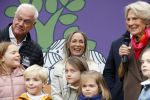 Alphen aan de Rijn 10 november 2021
Prinses Irene opent de Nationale Boomfeestdag. Samen met haar zoon prins Carlos, haar dochter prinses Margarita, schoondochter Viktoria en kleinkinderen plantte ze een Levensboom (een populier) in haar eigen Prinses IreneBos. Sterre Koning trad op .