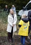 Alphen aan de Rijn 10 november 2021
Prinses Irene opent de Nationale Boomfeestdag. Samen met haar zoon prins Carlos, haar dochter prinses Margarita, schoondochter Viktoria en kleinkinderen plantte ze een Levensboom (een populier) in haar eigen Prinses IreneBos. Sterre Koning trad op .