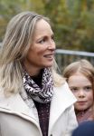 Alphen aan de Rijn 10 november 2021
Prinses Irene opent de Nationale Boomfeestdag. Samen met haar zoon prins Carlos, haar dochter prinses Margarita, schoondochter Viktoria en kleinkinderen plantte ze een Levensboom (een populier) in haar eigen Prinses IreneBos. Sterre Koning trad op .