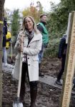 Alphen aan de Rijn 10 november 2021
Prinses Irene opent de Nationale Boomfeestdag. Samen met haar zoon prins Carlos, haar dochter prinses Margarita, schoondochter Viktoria en kleinkinderen plantte ze een Levensboom (een populier) in haar eigen Prinses IreneBos. Sterre Koning trad op .