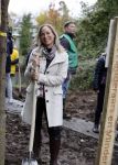 Alphen aan de Rijn 10 november 2021
Prinses Irene opent de Nationale Boomfeestdag. Samen met haar zoon prins Carlos, haar dochter prinses Margarita, schoondochter Viktoria en kleinkinderen plantte ze een Levensboom (een populier) in haar eigen Prinses IreneBos. Sterre Koning trad op .